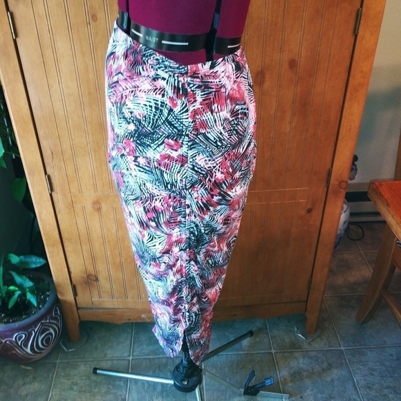Guess Assymetrical Skirt With Split - Picture 3 of 5